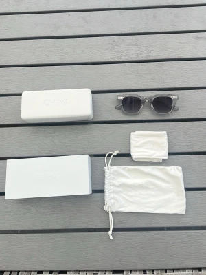 CHIMI solglasögon  - Ett par solglasögon från CHIMI i storlek M som knappt är använda. Modellen är core 04 och färgen är grey, nyskick utan några repor eller liknande. Alla original förpackningar och tillbehör ingår. Nypris: 1400kr. Vid frågor är det bara att höra av dig.