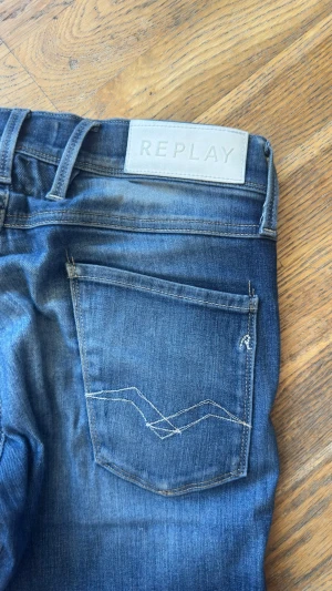 Replay Anbass - Snygga mörkblå slim fit jeans från Replay. Modell Anbass med snygg wash