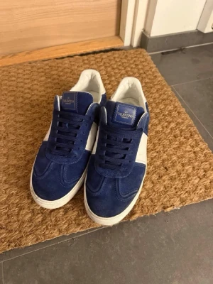 Valentino flycrew  - Snygga flycrews med bra skick 3 spickar svackans men annars är allt bra. skick storlek 43