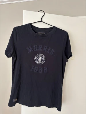 Morris t shirt - Morris t shirt med fint tryck, mycket bra skick!! Storlek S! Bara höra av sig angående frågor eller pris!😊😊