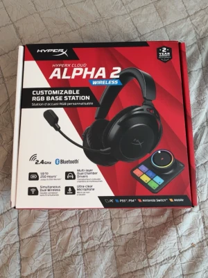 HyperX Cloud Alpha 2 Wireless headset gaming hörlurar  - HyperX Cloud Alpha 2 Wireless är ett gamingheadset med svart design, avtagbar mikrofon och RGB-belysning. Trådlös anslutning via 2.4GHz och Bluetooth, kompatibelt med PC, PS5, PS4, Nintendo Switch och mobil. Lång batteritid och bekväma öronkuddar. Nypris 3000 ca