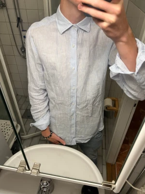 Massimo Dutti skjorta - Snygg Massimo dutti skjorta storlek small-medium modellen är 180cm 