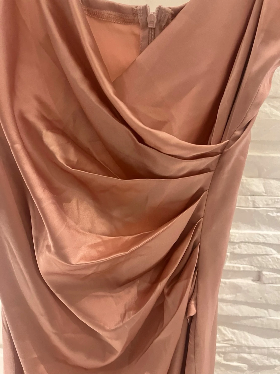 Lång rosa klänning med kedjeband - 2