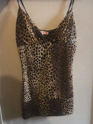 Glittrig leopard top  - Glittrar jättefint, säljer bara för den är för liten!! 