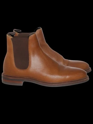 Bruna Meermin Chelsea boots i läder - Snygga Chelsea boots i brunt läder ifrån Meermin med elastiska sidopaneler i mörkbrunt. Klassisk siluett med rundad tå och låg klack. Perfekta för dig som gillar stilrena och tidlösa skor. Dragflikar bak för enkel påtagning. I mycket fint skick. Storlek 10,5UK vilket motsvarar 44,5. 