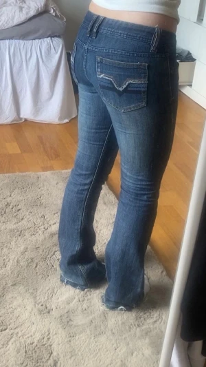 Diesel bootcut jeans - köpt secondhand Midjemått rakt över: 41cm Innerbenslängd: 78cm lägg gärna bud💕
