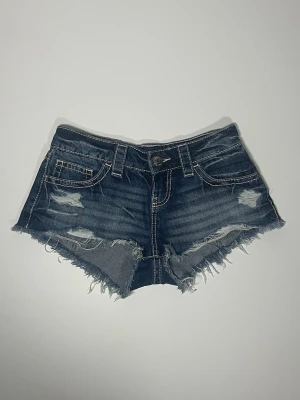 Lågmidjade Jeansshorts  - 👕 Plagg: Lågmidjade Jeansshorts                                                          📏 Storlek: Midjemått 37 cm                                                                                               ✨ Skick: Fint skick                                                        💬 Vid frågor är det bara att skriva!                                                                                          🛍️ Gramenti