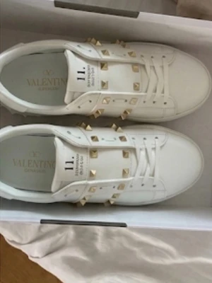 Valentino Garavani Rockstud - Säljer ett par feta rockstuds i helvit med gulda nittar i storlek 38 kan dock passa vissa i 39. Dessa passar skitbra året om men speciellt nu inför sommarn nypris ligger runt 6000kr säljer för 1799kr, pris aldrig satt i sten så kom jätte gärna med bud och vid snabbaffär kan pris diskuteras :)