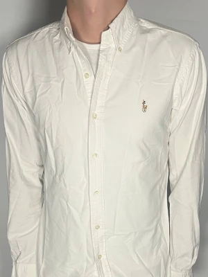 Ralph Lauren skjorta - 👕 Plagg: Skjorta                                                     📏 Storlek: M                                                            🏷️ Märke/Modell: Ralph lauren Slim Fit                                   ✨ Skick: Fint skick                                                        💬 Vid frågor är det bara att skriva!                                                                                          🛍️ Gramenti