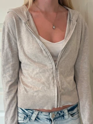 Beige zip hoodie från Ginatricot - Storlek 170. Bra skick, priset kan diskuteras
