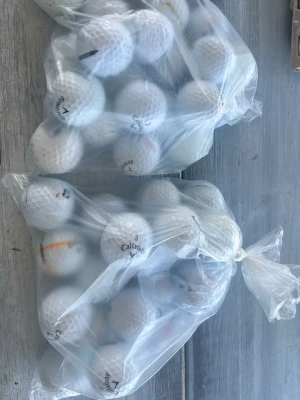 Två påsar med vita golfbollar - Säljer 44 stycken callaway, det är lite blandade modeller.