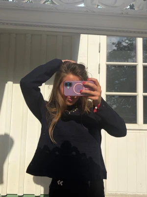 Mörkblå långärmad tröja - En enkel och stilren mörkblå långärmad tröja med rak passform. Tröjan har rund halsringning och är tillverkad i ett mjukt material som passar perfekt till vardags. Snygg att matcha med både jeans och mjukisbyxor.