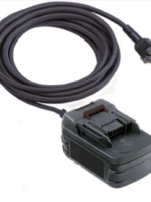 Batteriladdare och batterier 18V - Säljer ett set med flera svarta batteriladdare och 18V batterier för elverktyg. Passar till olika maskiner och har standardkontakt för laddning. Allt är i robust plast och kablarna är långa för smidig användning.