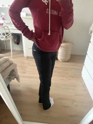 Svarta golfbyxor med silverdetalj. - Svarta golfbyxor med rak passform och snygg silverdetalj vid midjan. Byxorna har en enkel design och är riktigt bekväma, Materialet är mjukt och stretchigt, vilket gör dem extra sköna att ha på sig.