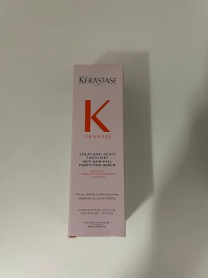 Kérastase Genesis hårserum - Kérastase Genesis Anti Hair-Fall Fortifying Serum är ett stärkande serum för svagt hår. Aldrig använd bara öppnad för att ta kort. Ny pris 700kr+, säljer för 350kr men pris kan diskuteras. Stor förpackning