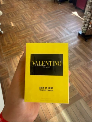 Valentino Donna Born In Roma Yellow Dream - Valentino Donna Born In Roma Yellow Dream är en parfym i en snygg, klargul förpackning med svart och gul text. Förpackningen är rektangulär och rymmer 100 ml. Parfymen har en modern och lyxig känsla, perfekt för dig som vill sticka ut med en unik doft.