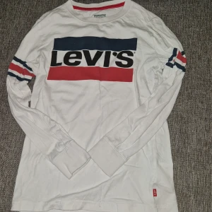 Långarmad Levis tröja - Det är en långarmad levis tröja som är köpt från zalando. Storlek 140. Hör av dig vid frågor :)