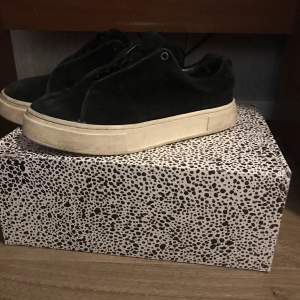 Säljer ett or eytys skor då jag inte tycker dom är min stil. Orginal box och eytys påsa finns i lådan.( finns även två olika snören) vit och svart)
