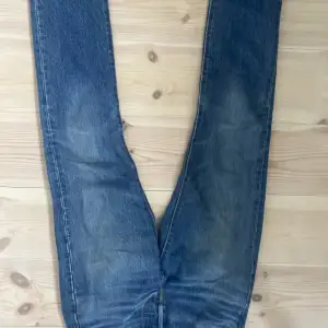 Ett par mörkblåa Levis jeans som är oanvända. Bra skick. 