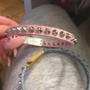 Armband edblad  - Blått och rosa armband med nitar från Edblad💗kommer inte till användning🌸100 kr styck💗
