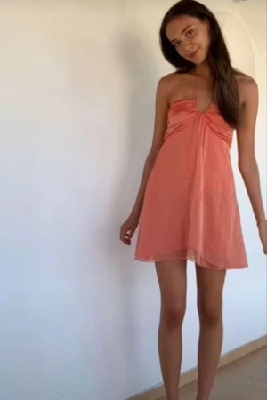 Klänning - Helt oanvänd så i nyskick! Köpte den förra året för ca 800 kr!💓