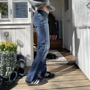 Lågmidjade jeans - Skitsnygga lågmidjade jeans i mellanblå färg. Passar storlek 34 i midja och 32 i längd. Personen på bilden är 165 cm lång. Jeansen är i bra skick och märket är crocker. ✨❤️‍🔥Frakt är 54kr!!