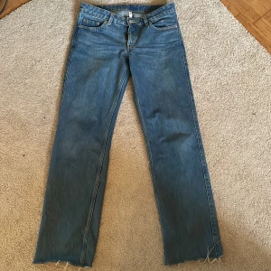 Jeans  - Lågmidjade jeans ifrån weekday! Dem är i nyskick! 