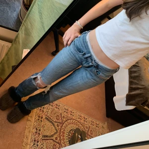 Lågmidjade jeans - Säljer dessa jätte fina jeans från diesel💋 Dom är verkligen jätte fina men kommer nästan aldrig till användning. Dom är också lite stora i midjan🫶 Storlek 30 i midjan (jag har 24/25) Säljer för 300kr + frakten❤️ skriv för mer info eller bilder!