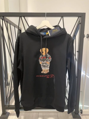 Ny polo bear Ralph lauren hoodie - En helt Ny polo bear Ralph lauren hoodie, med prislapp. Testad ett par gånger men aldrig gått ut eller något liknande med den