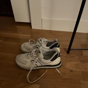 New balance  - Säljer nu dessa fina skor från new balance i modellen 574 i storlek 39 då de inte kommer till användning. Knappt använda, originalpris 1100kr. Säljer för 500 + frakt 