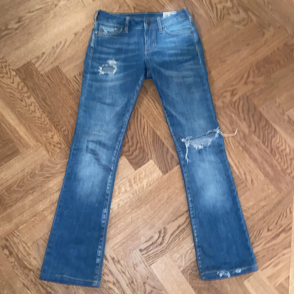 Säljer ni mina snyggaste lågmidjade bootcut jeans ifrån Crocker. Säljer pga dem blev för små. Skriv prisförslag . Jeans & Byxor.
