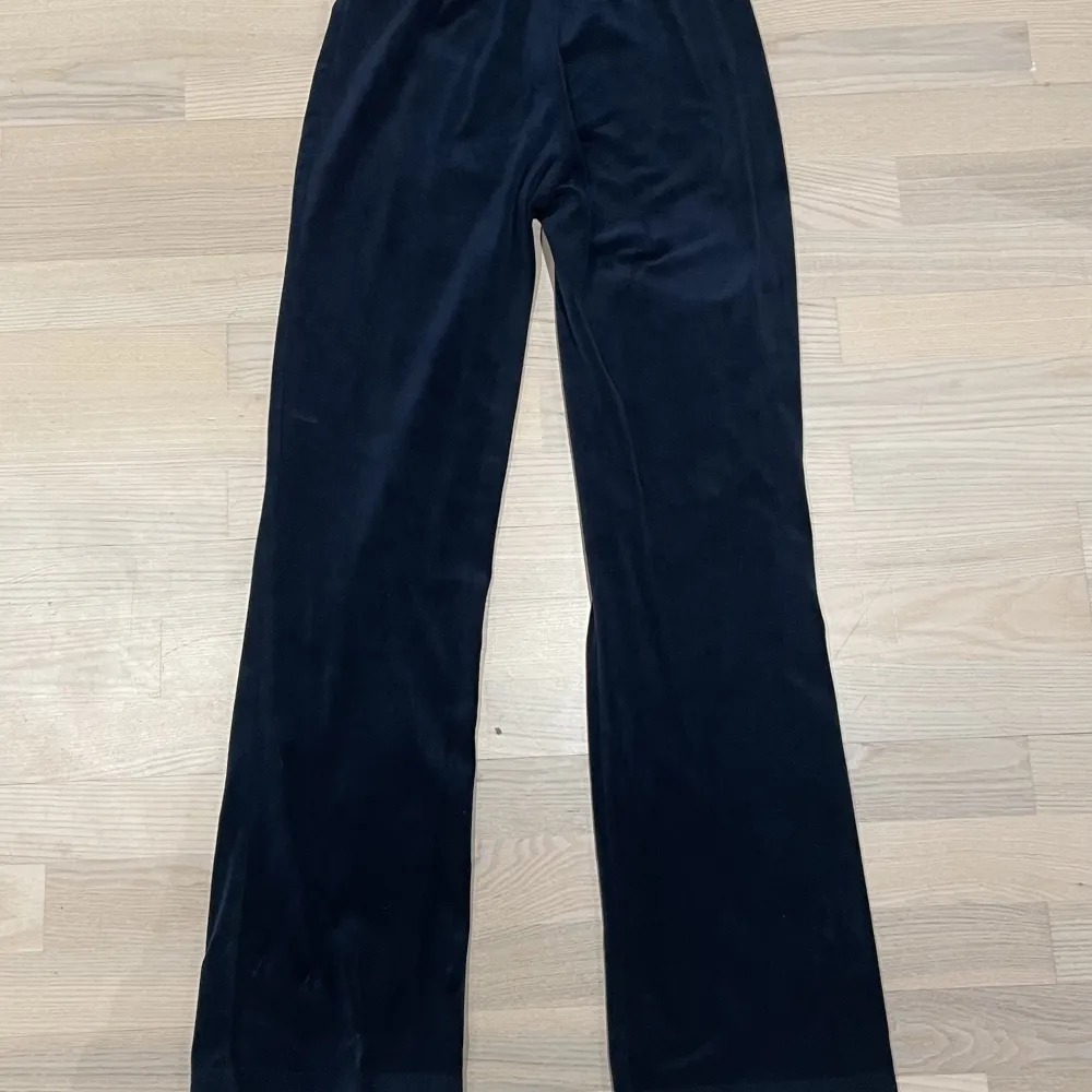 Ett par mörkblåa mjukisbyxor från Gina tricot. Har ej några snören, mjukt material 💙. Jeans & Byxor.