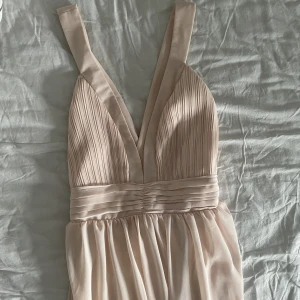 Balklänning - Aldrig använd balklänning från Nelly! Skriv för bilder med den på🥰