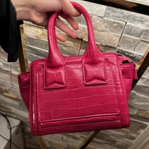 Rosa väska - Säljer denna jätte fina och söta rosa väskan som jag köpte på Zara för ungefär ett år sedan. Använd ett par gånger men det är inget fel på den. 