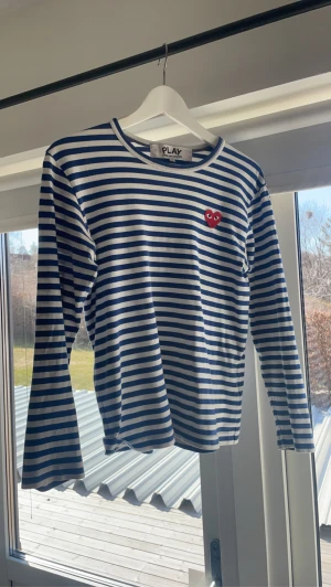 Cdg tröja  - Snygg och stilren tröja från Cdg😍😍😍 Tröjan är i jättebra skick och inte mycket använd👌🏼👌🏼