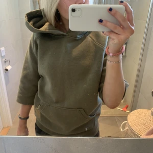 Grön hoodie - Grön hoodie med halv korta ärmar! 