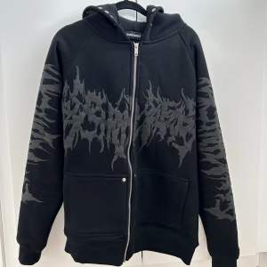 Säljer min reckless scholars Underworld hoodie Sjukt mysig hoodie med sjuka detaljer Storlek S (passar tts) 8/10 skick använd ett fåtal gånger, inga skavanker Påse från reckless medföljer! Slutsåld på reckless hemsida    