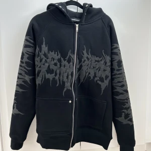 Reckless Underworld hoodie - Säljer min reckless scholars Underworld hoodie Sjukt mysig hoodie med sjuka detaljer Storlek S (passar tts) 8/10 skick använd ett fåtal gånger, inga skavanker Påse från reckless medföljer! Slutsåld på reckless hemsida    