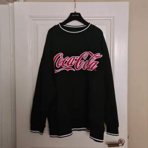 Coca Cola crewneck from H&M, only worn and washed once. Almost new condition, no/minimal sign or usage. Oversized and very comfortable 