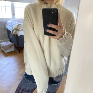 Nice tjocktröja  - Så fin sweater men med stickade ärmar och hals typ 🥹lite skrynklig på magen men det försvinner ju såklart om man stryker eller så. Hör av dig innan du köper direkt.
