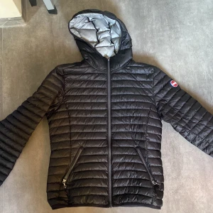 Jacka - Säljer nu min colmar jacka som jag har använt i ett tag men det är ingen skada eller fläck, storlek 172 och sitter som XS. Säljer den pga att den är liten👍🏼