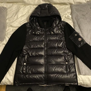 Moncler Maglione Tricot Cardigan - Säljer min Moncler Cardigan som har legat i garderoben de senaste månaderna passar dig som har storlek M och L, den är i bra skick och kan användas både som jacka och kofta. Pris går att diskutera.