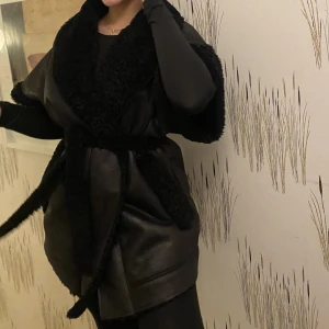  Svart väst  - Svart fodrad väst från nakd, i bra skick, skriv vid intresse! ☺️