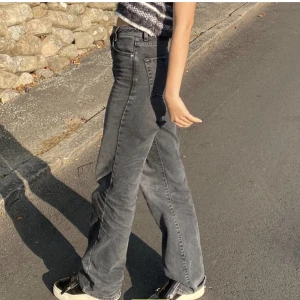 Zara jeans  - Säljer ett par gråa zara jeans för dom är för stora för mig ❤️ knappt använda 