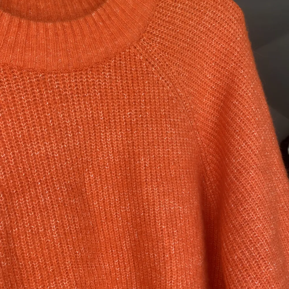Stickad orange tröja som är jättemysig . Tröjor & Koftor.