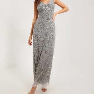 Finklänning  - En fin och glittrig känning som är helt oanvänd då fel storlek beställdes och jag kan ej skicka tillbaka. Ordinariepris 2000kr. Kontakta mig innan ni trycker på ” köp nu”, tack!