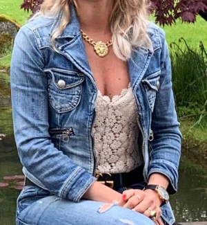 Jeansjacka strl S (XS) Nolita - Fin jeansjacka från Nolita strl S men liten i strl skulle sagt XS. Tyvärr så kommer den inte längre till användning för mig och hoppas att den får en ny ägare. Se mina övriga aktioner! ❤️