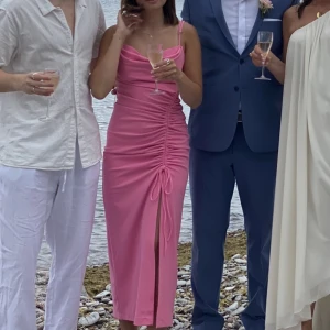 långklänning  - Säljer denna fina klänning jag bara använt en gång, alltså nyskick, väldigt fin med reglerande band, sitter väldigt bekvämt och bra på mig som är 1,65 💗 skriv privat vid intresse , pris kan diskuteras!💗 köp direkt för 650