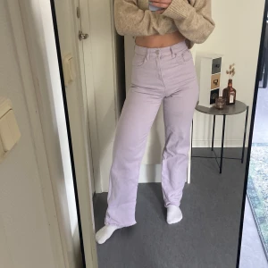 Coola lila jeans - Fin ljuslila färg perfekt till sommaren och bra kvalitet!  Upplever att dom är lite små i storleken och har ingen stretch. 