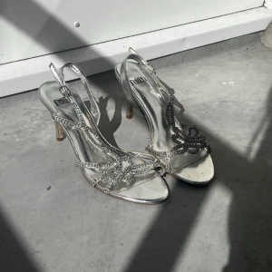 Vintage klackskor - Supersöta vintage klackskor i fint skick säljes! Någon enstaka diamant kan fattas, dock inget som syns. Strl: 38. Vid snabb affär kan priset diskuteras. 